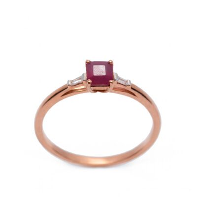 Złoty pierścionek z diamentami i rubinem 0,60 ct