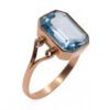Złoty pierścionek z niebieskim kamieniem
