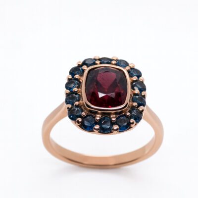 Złoty pierścionek ze spinelem i szafirami