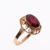 Złoty pierścionek z czerwonym kamieniem