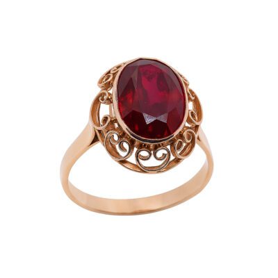 Złoty pierścionek z czerwonym kamieniem