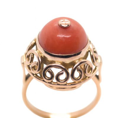 Złoty pierścionek z koralem