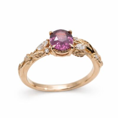 Złoty pierścionek z diamentami i różowym szafirem 1,58 ct