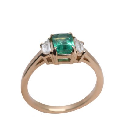 Złoty pierścionek z diamentami i szmaragdem 1,22 ct