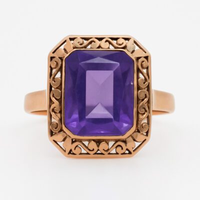 Złoty pierścionek z fioletowym kamieniem