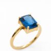 Złoty pierścionek z niebieskim kamieniem