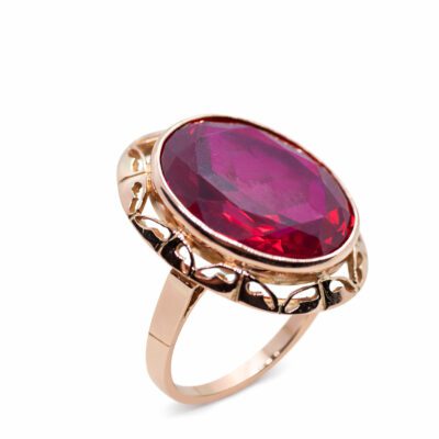 Złoty pierścionek z czerwonym kamieniem