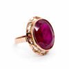 Złoty pierścionek z czerwonym kamieniem
