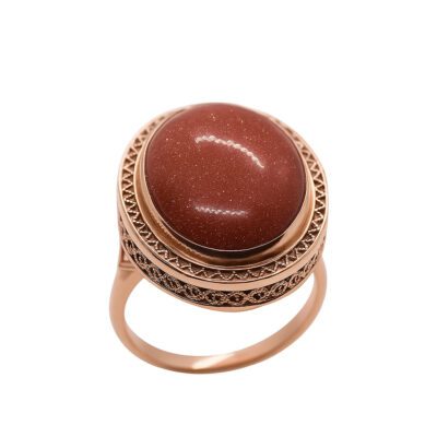 Złoty pierścionek z piaskiem pustyni