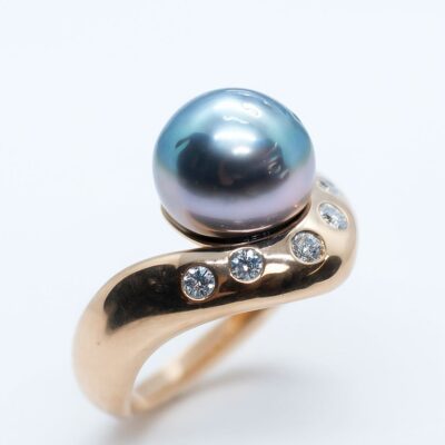 Złoty pierścionek z perłą i diamentami 0,18 ct