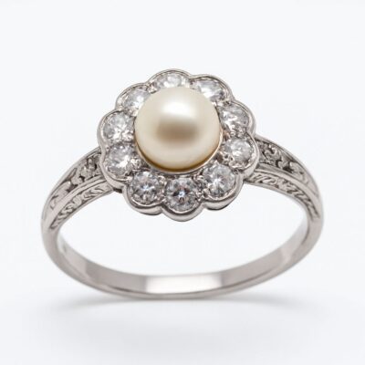 Złoty pierścionek z perłą i diamentami