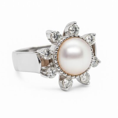 Złoty pierścionek z perłą i diamentami 0,60 ct