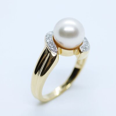 Złoty pierścionek z perłą