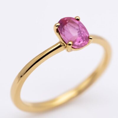 Złoty pierścionek z różowym szafirem