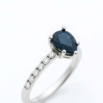 Złoty pierścionek z diamentami i szafirem 1,24 ct
