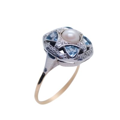 Złoty pierścionek z perłą i niebieskimi kamieniami