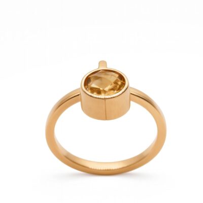 Złoty pierścionek z żółtym kamieniem